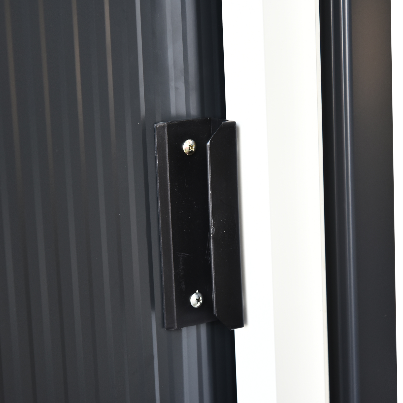 Outsunny Caseta de Jardín Metálica 150x130x186 cm Cobertizo para Almacenaje de Herramientas con Techo Inclinado 4 Ventilaciones para Terraza Exterior Gris y Blanco - Imagen 7