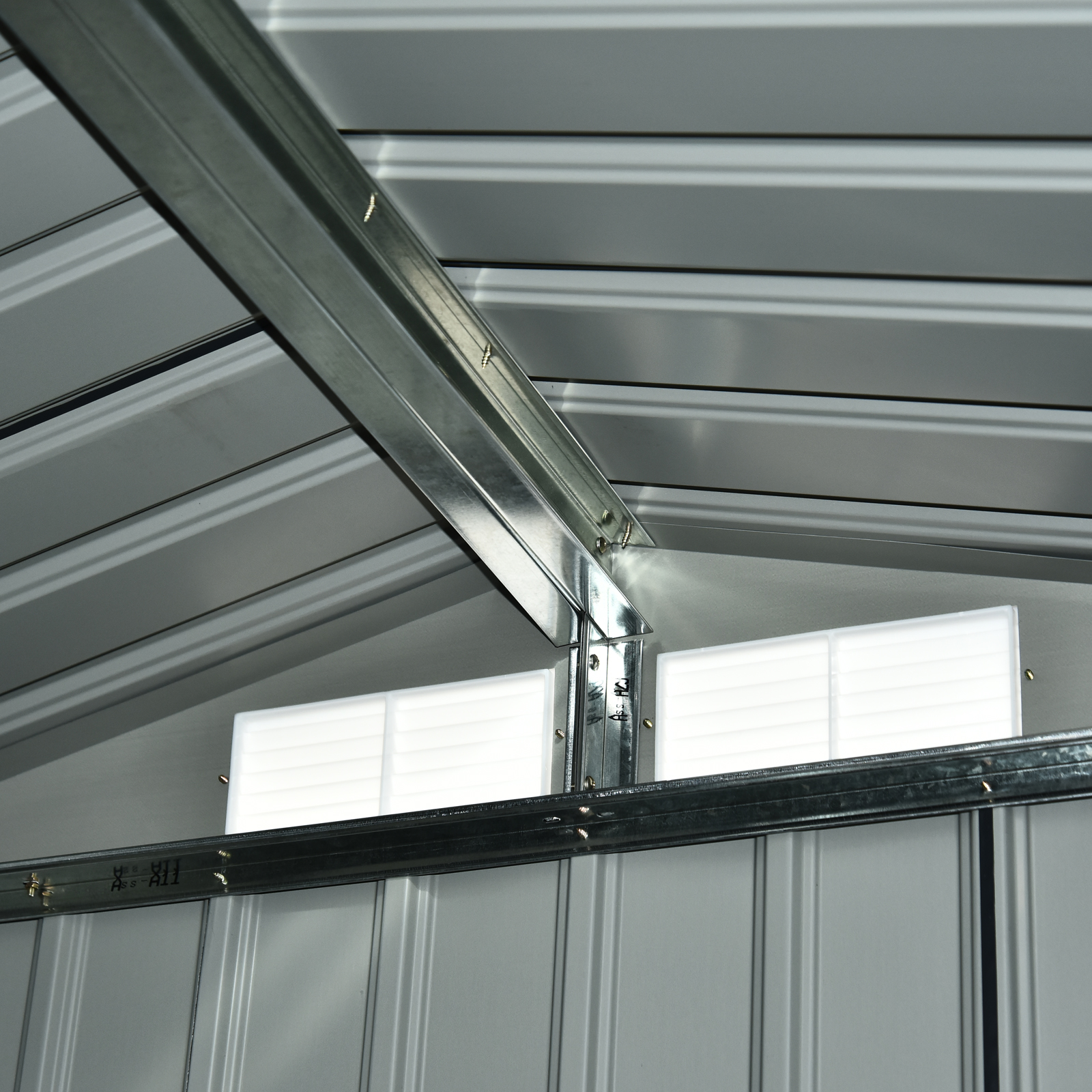 Outsunny Caseta de Jardín Metálica 150x130x186 cm Cobertizo para Almacenaje de Herramientas con Techo Inclinado 4 Ventilaciones para Terraza Exterior Gris y Blanco - Imagen 6